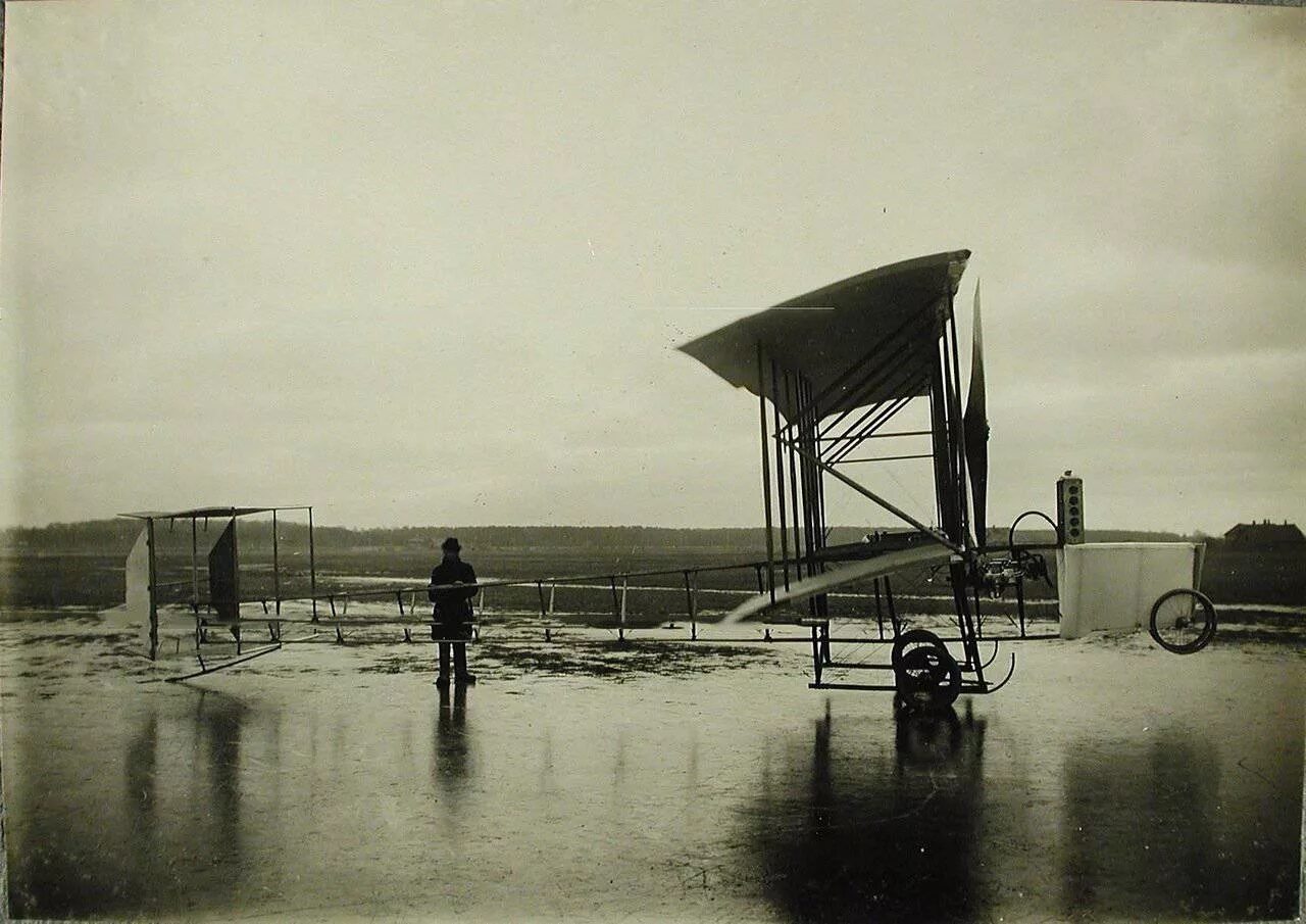 Брянский аэроклуб 1910 год. Первый в Российской империи биплан на водных лыжах.
