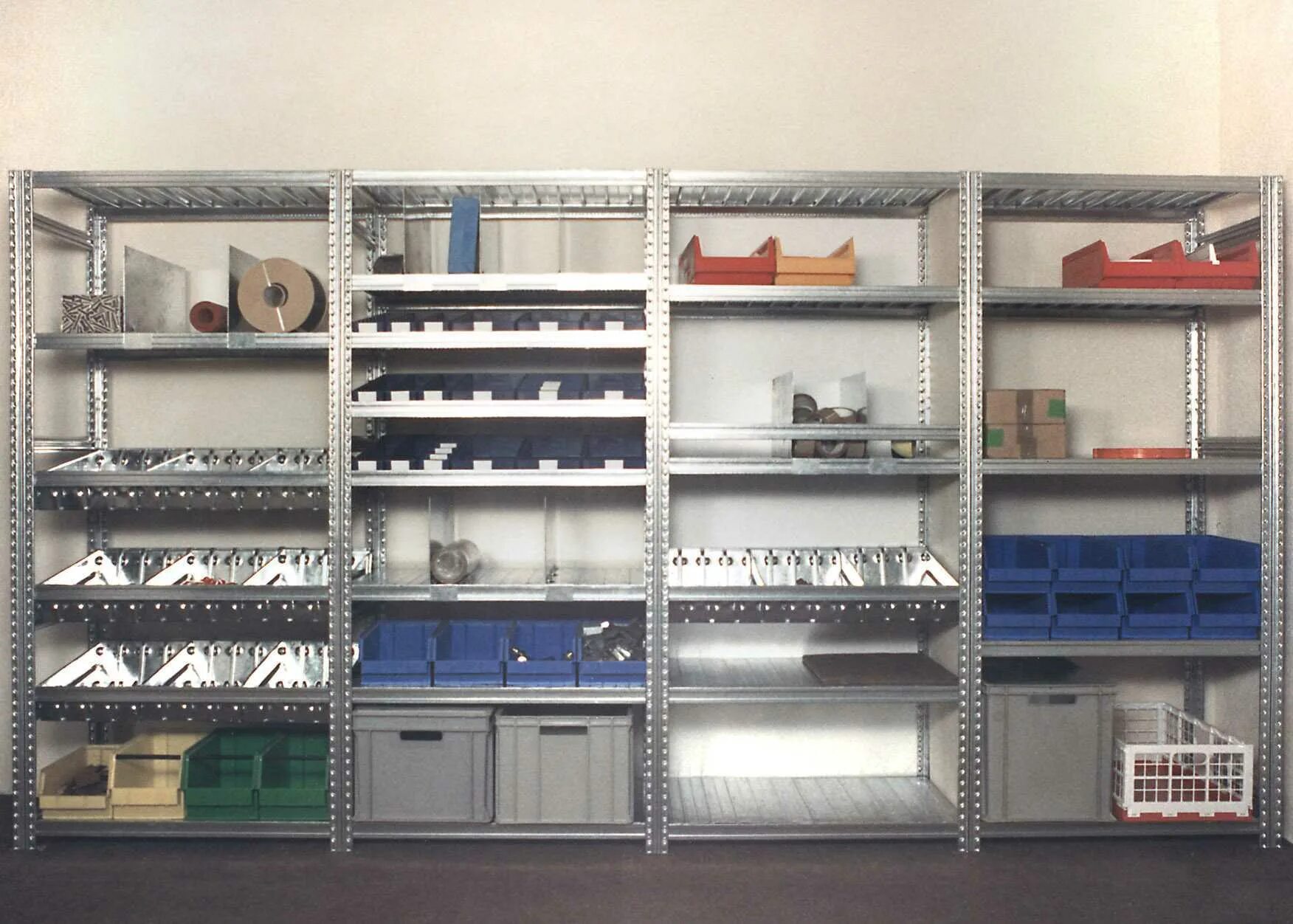 Способы хранения оборудования. Стеллажи для складских помещений. Стеллаж для хранения. Стеллажное хранение товаров на складе. Способы хранения оборудования.