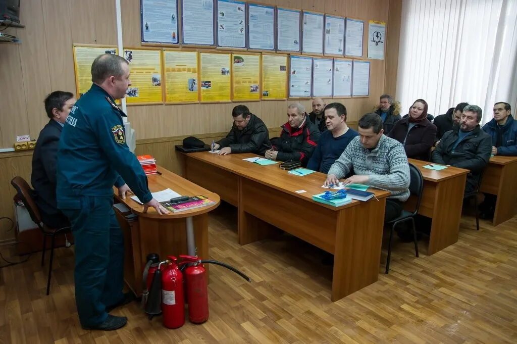 Проведение инструктажа по пожарной безопасности. Проведение противопожарного инструктажа. Учебный класс в пожарной части. Проведение инструктажа по пожарной безопасности персонала. Пожарно технические учреждения