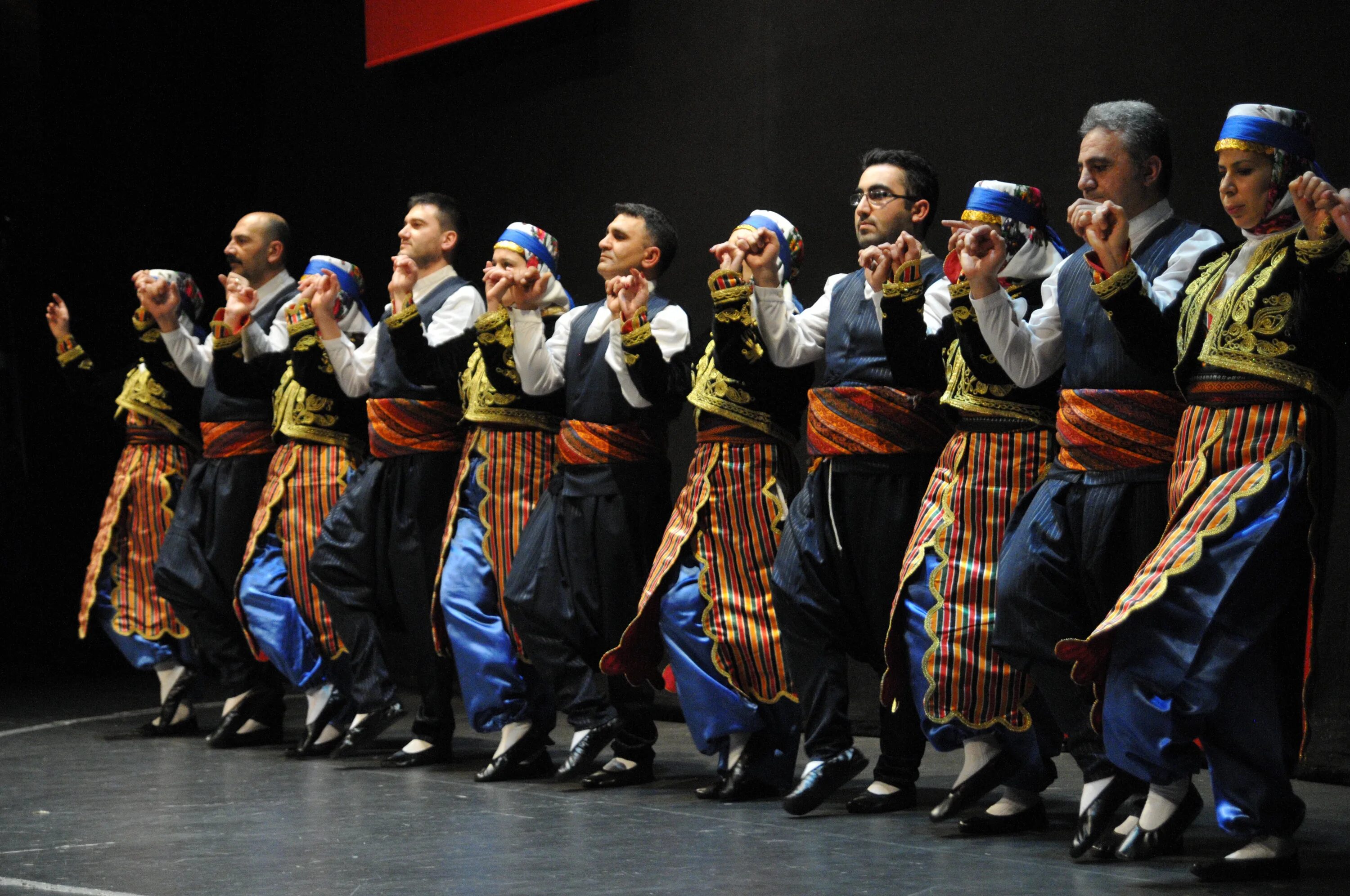 Национальный танец турок зейбек. Халай. Халай танец в турции. Бушхара тунсер. Танец halay турецкий.