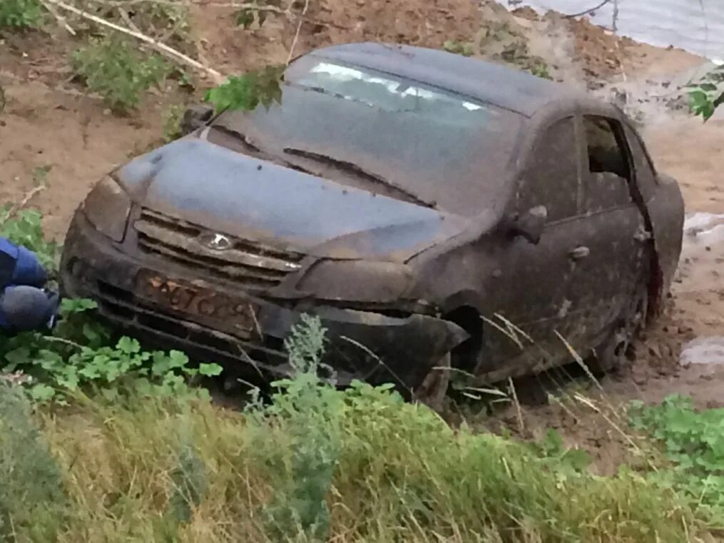 Найдены 1 автомобиль найдено 1 лицо. Затонувшие автомобили с телами. Затонувший автомобиль с мертвым телом. Найденные машины на дне с телами. Машина с трупами на дне реки.