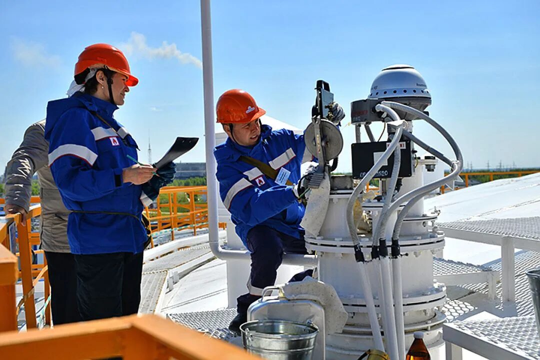 Начальная подготовка для работы на нефтяных танкерах. Оператор товарный нефтепереработка. Танкерные перевозки нефтепродуктов. Подготовка по расширенной программе для работы на нефтяных танкерах. Сертификат для работы на танкерах.