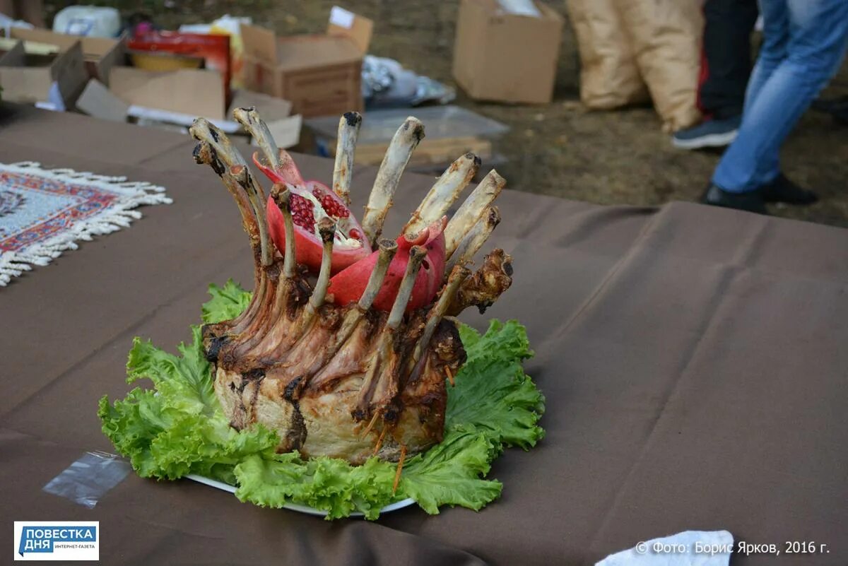 Шашлык в дагестане. Кавказская кухня северный кавказ. Шашлык на дороге. Дагестанский шашлык. Шашлык в дагестане.