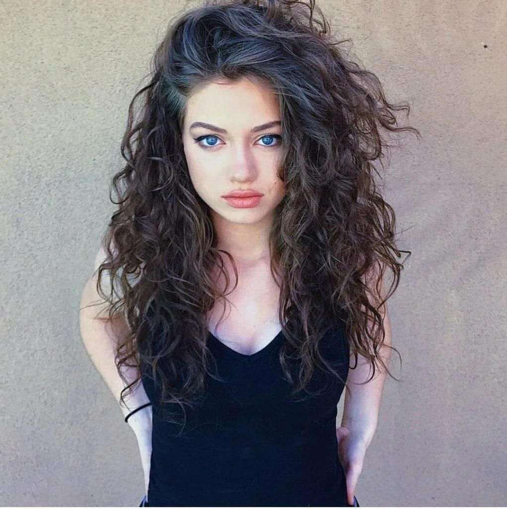 Длинные черные кудрявые волосы. Кортни Келли Dytto. Катя Василенко кудри. Катерина Мурашко кучеряшка.