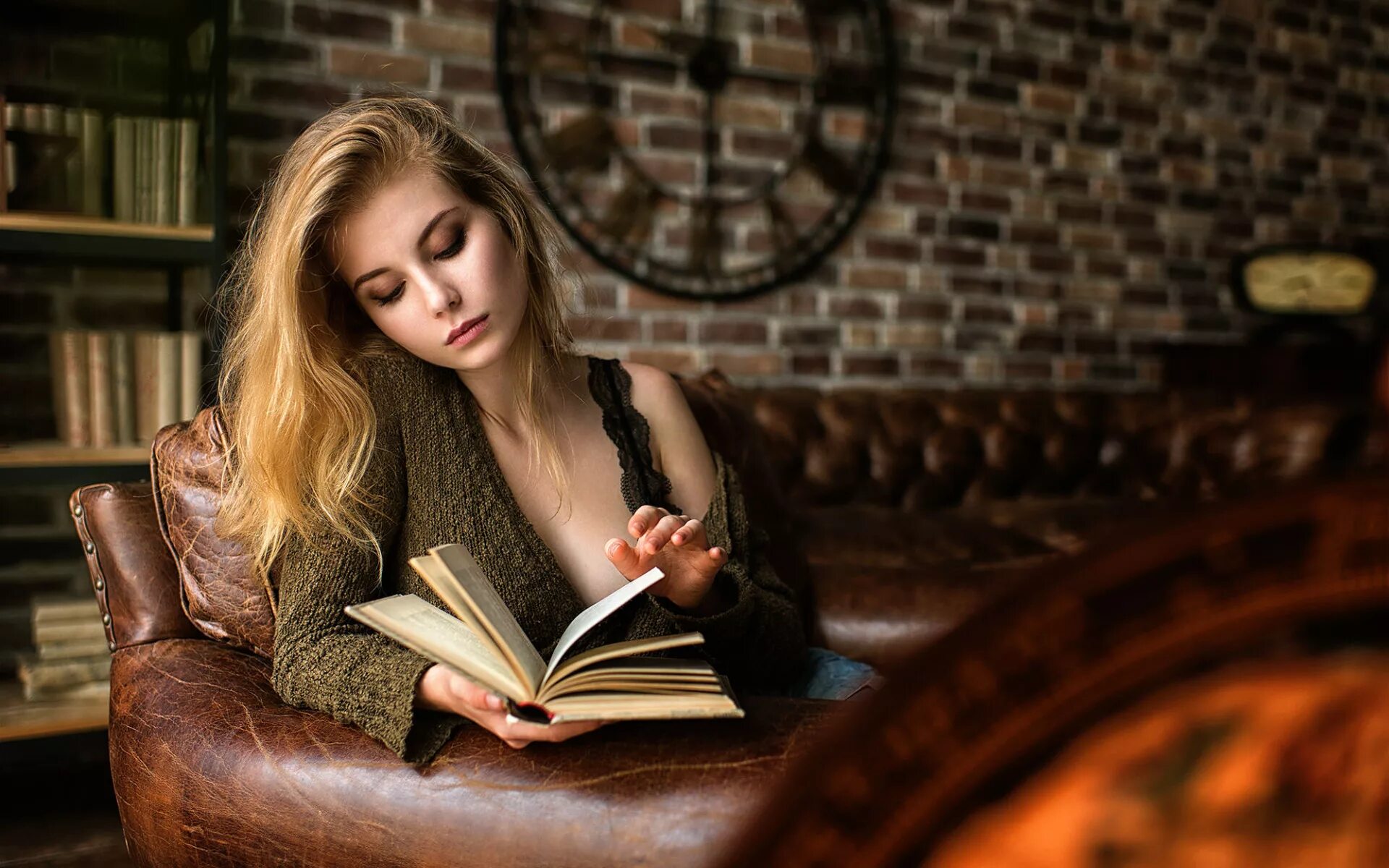 Девочка девушка книга. Девушка с книгой. умная девушка. девушка читает книгу. фотосессия с книгой.