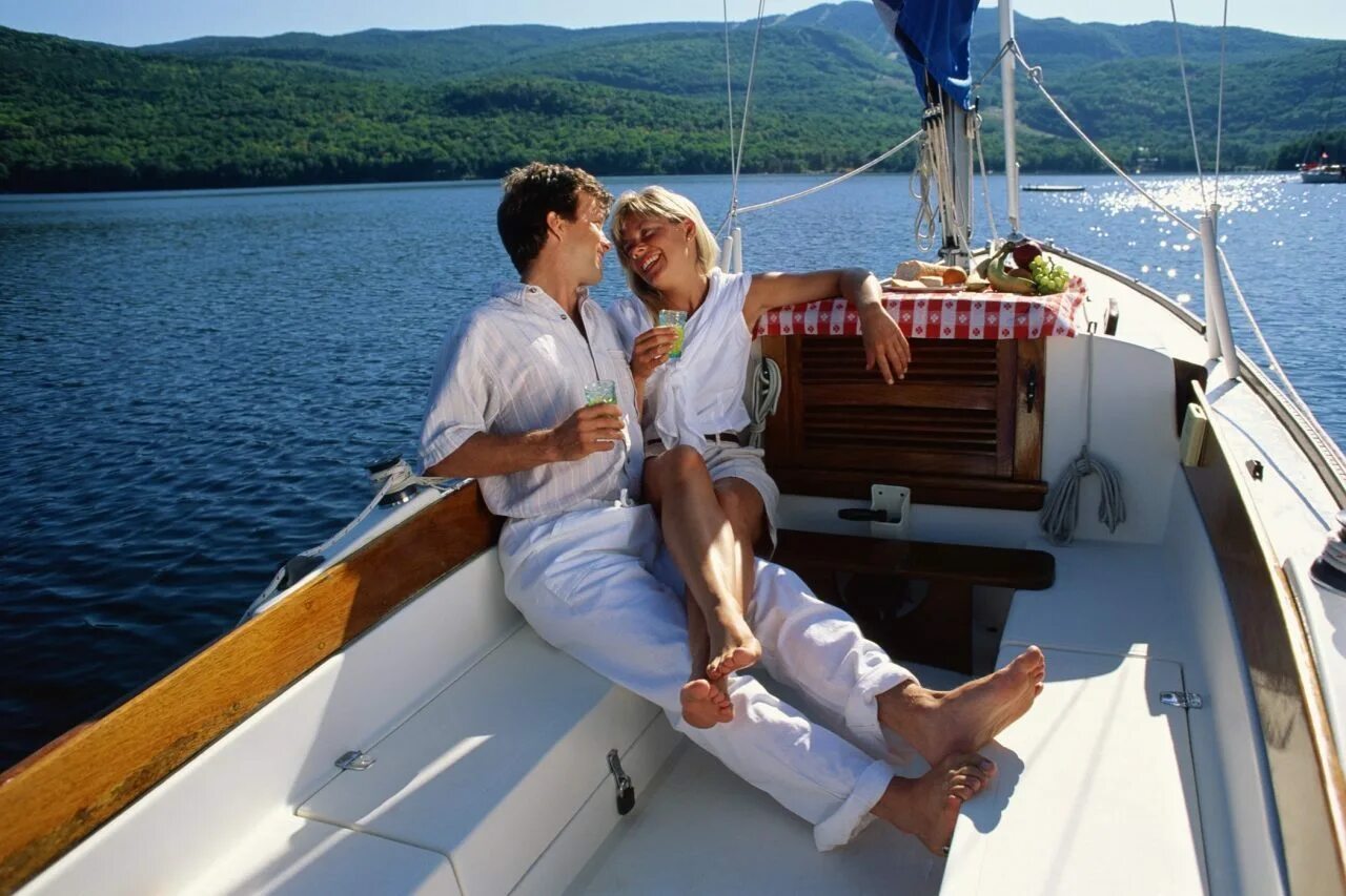 Счастливые богатые пары. Прогулка на яхте. Фотосессия на катере. Мужчина и женщина на яхте. Девушка на яхте.