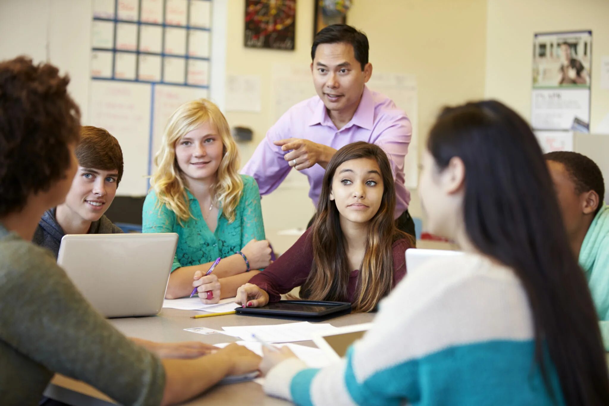 High school program. Языковые школы. school and pupils работа. преподаватели в learning group. учителя english class.