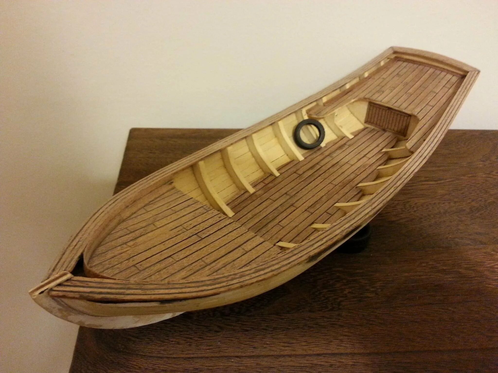 Кораблик из Сплавной древесины. Лодка деревянная. Деревянный катер. Макет деревянной лодки.
