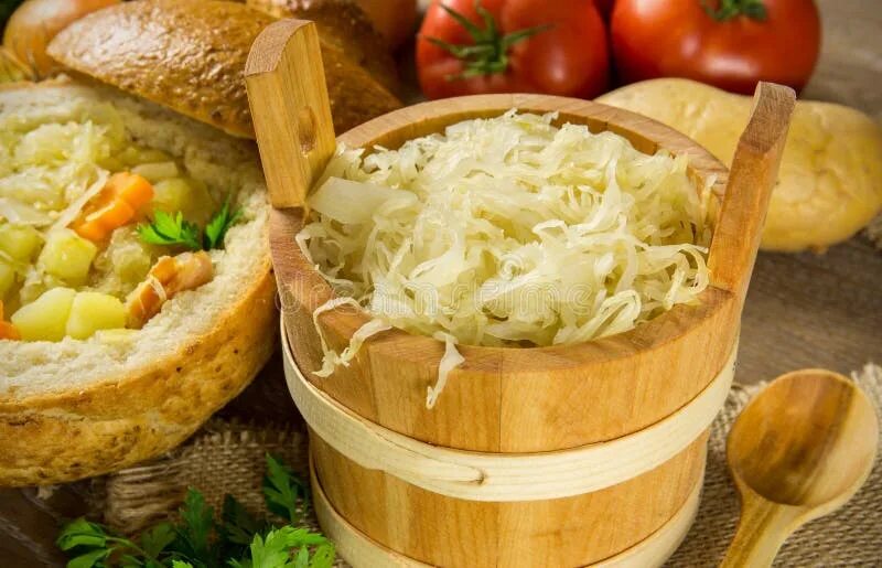 Квасим капусту на зиму в бочке. Капуста квашеная. квашеная капуста в деревянной бочке. квашеная капуста в бочонке. квашение капусты в бочках.