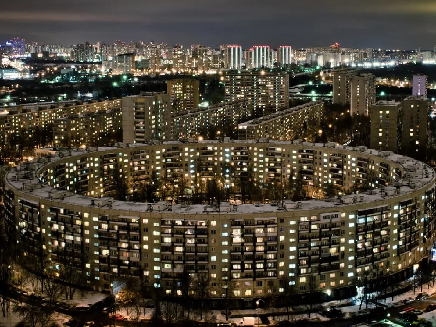 Живые дома москва. Улица Довженко Москва круглый дом. Круглый дом Очаково-Матвеевское. Дом-Бублик ул. Нежинская, 13 / ул. Довженко, 6. Круглые дом в Москве на ул. Довженко.