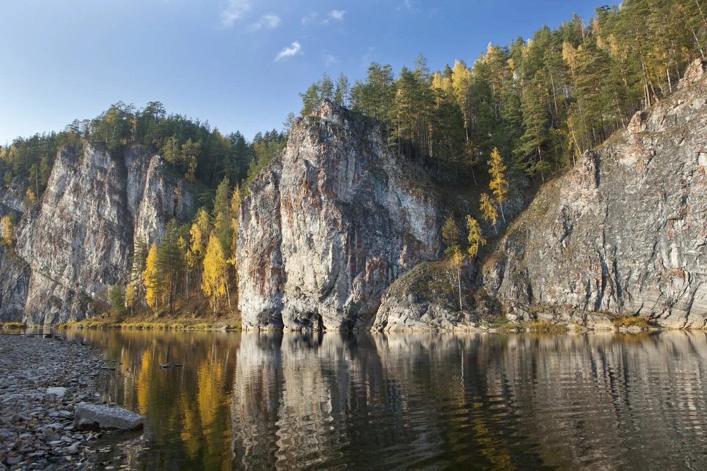 Урале почему е. Омутный камень река Чусовая. Камень Омутной на Чусовой. Камень Омутной на реке Чусовой. Природа Чусовой Омутной камень.