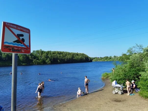 Температура воды кола. Мончегорск озеро. Купание в озере. Речка фото. Кола пляж Мурманск.