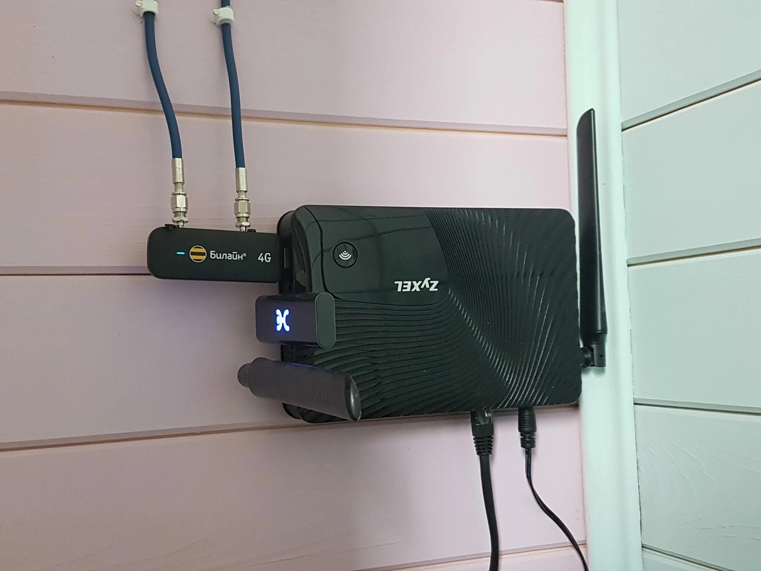 Установить интернет в загородном доме. Роутер для 4g модема с 4 антеннами. lte модем с внешней антенной. wi fi роутер на дачу. роутер в частном доме.