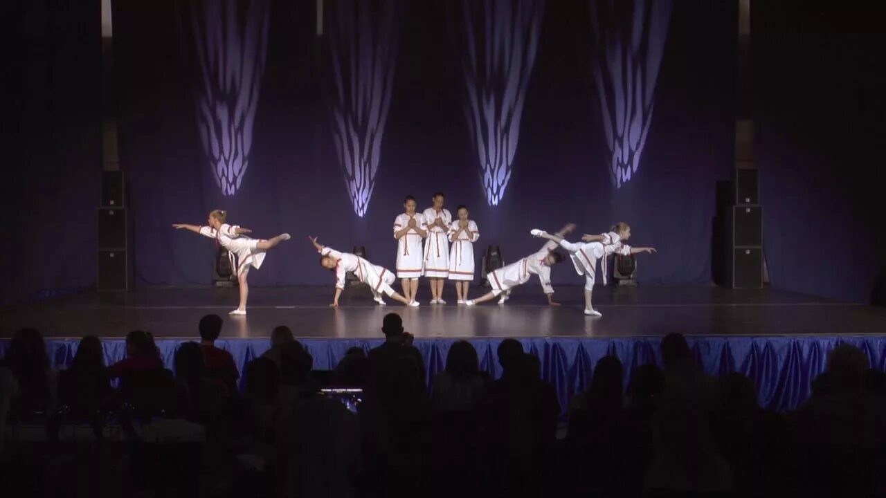 Танец тропы. Танец тропы. Стилизация народного танца. Тропы пелагея танец. Театр танца имидж.