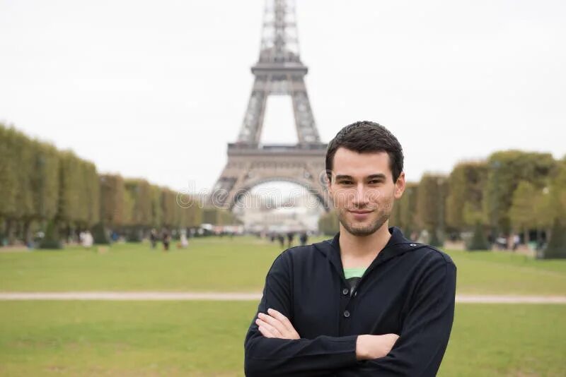 Парень и пизанская башня. Человек на фоне эйфелевой башни. Париж парочка. Башня мужчины. Мужская фотосессия с эйфелевой башней.