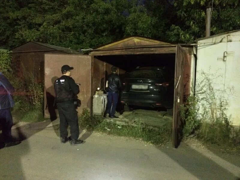 обзорная фотосъемка гаража. подземный гараж в частном доме. с гаража угнав. с гаража угнав. угон автомобиля в гараже.