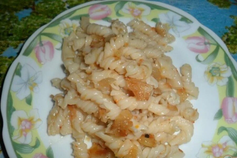 Обжаренные макароны ракушки. Макароны отварные с овощами. Жарено вареные макароны. Спагетти коричневого цвета. Поджаренные макароны.