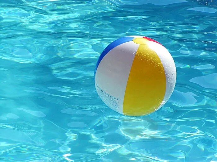 Мяч на поверхности воды. Бассейн с мячиками. Мяч в воде. Мячик для воды. Плавающий мяч.