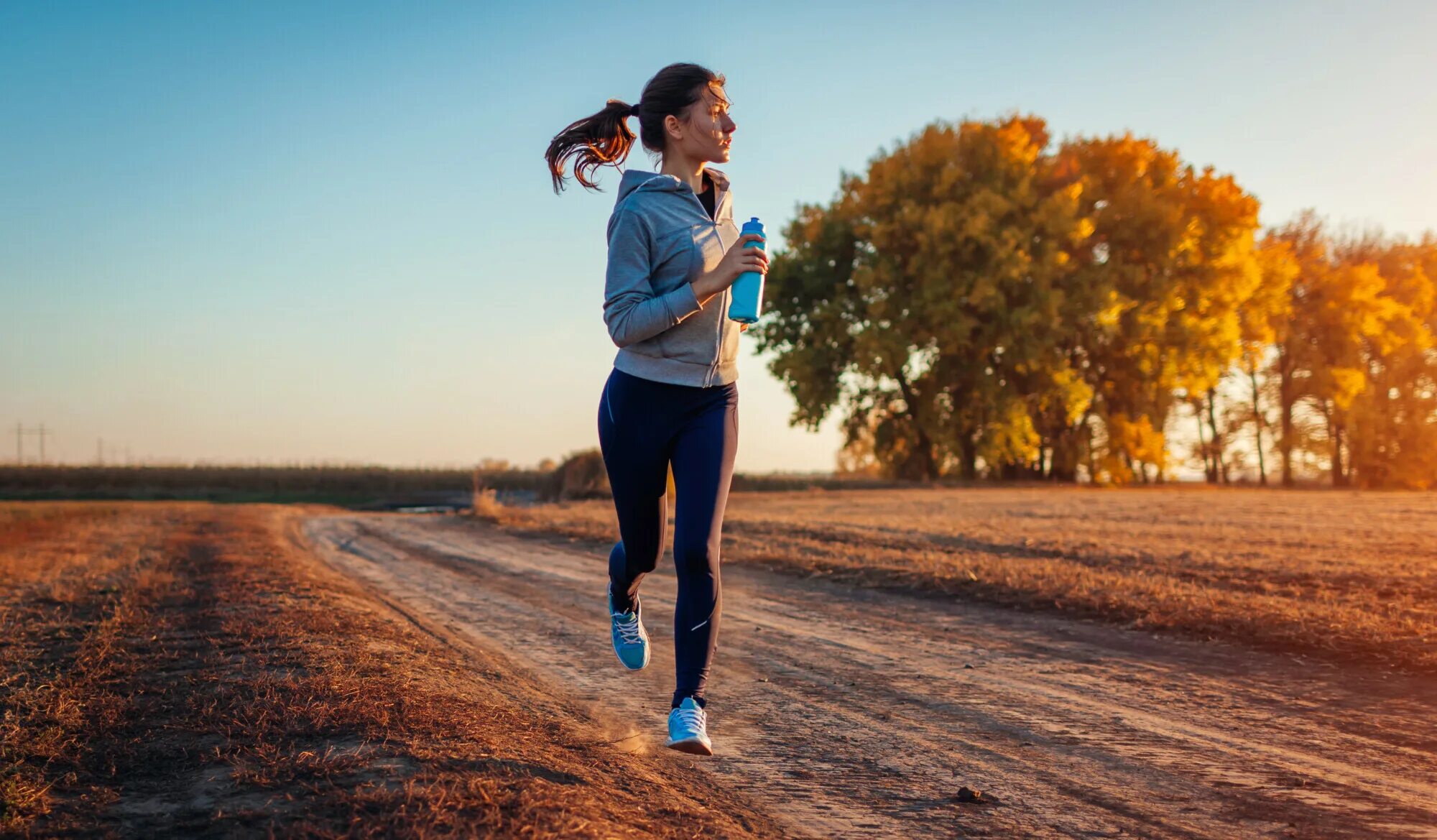 Спортивные люди. Девушка бежит. Спортивный бег. Занятия спортом на свежем воздухе. Почему вкусе бегу