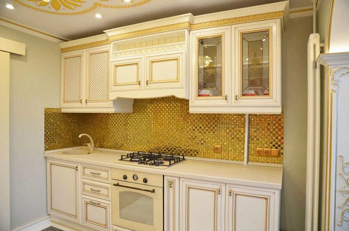 Золотистые кухонные. Кухня Гретта Византия бежевая с золотой патиной. Кухонный гарнитур белый с золотом. Кухня белая с золотом.