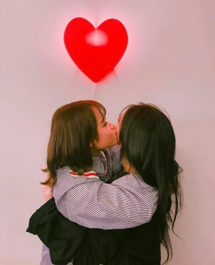 Поцелуй девушек. Поцелуй подруг. Любовь двух девочек. Кореянки подруги поцелуй. Lesbian 17