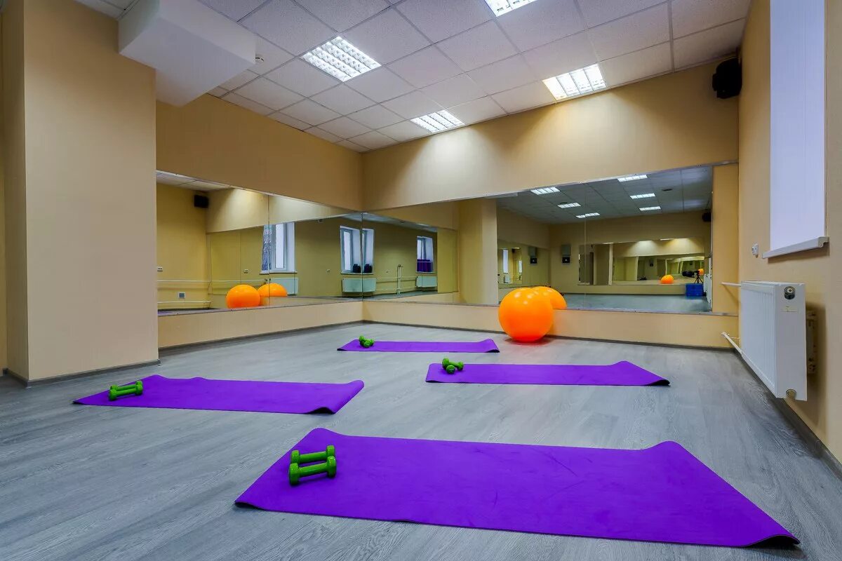 Фитнес помещение. Кабинет лфк оборудование. Танцевальный зал хаммерстайна. Помещение занятий. Балетный зал.