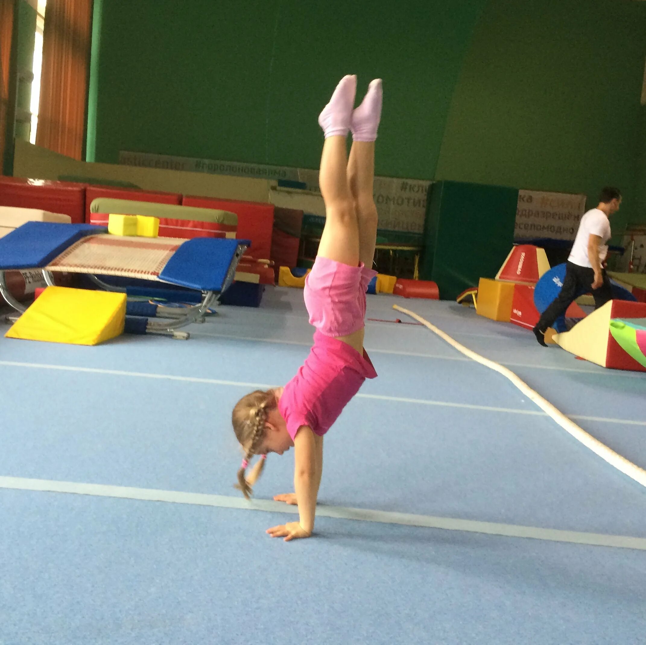 Гимнастика для девочек дома. Гимнастические занятия для детей. Элементы гимнастики для детей. Детские гимнастические элементы. Гимнастические упражнения для детей.