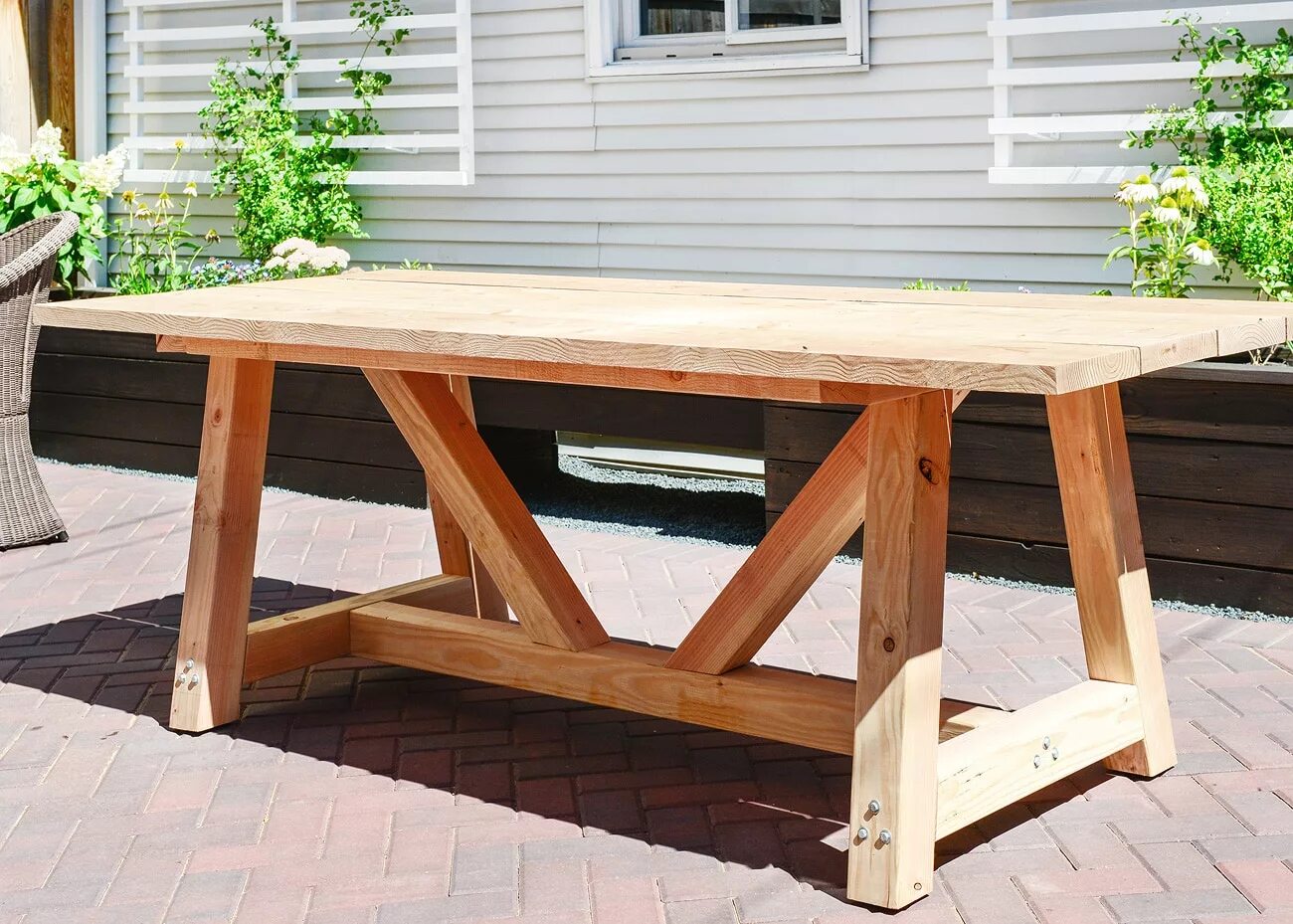 Уличный стол своими руками из дерева. Стол уличный деревянный. Стол для дачи. Стол деревянный для дачи. Садовый стол из досок.