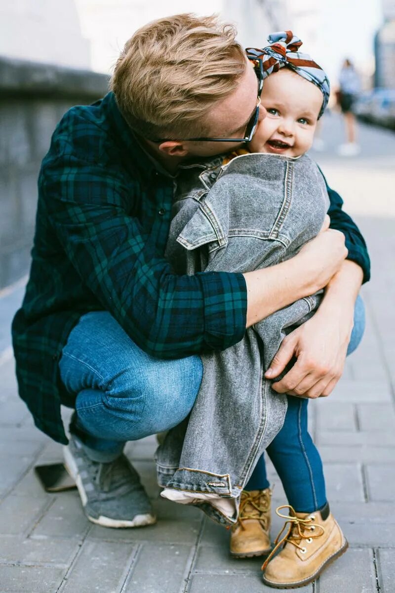 Обнимайте малышей. Объятия детей. Отец обнимает ребенка. Ребенок обнимает папу. Любовь к ребенку.