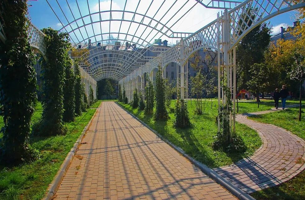 В каком парке погулять. Сад имени Баумана. Парк Бауманский сад Москва. Сад имени Баумана: Берсо. Парк Баумана Берсо.