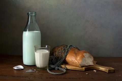 Молоко с хлебом и маслом