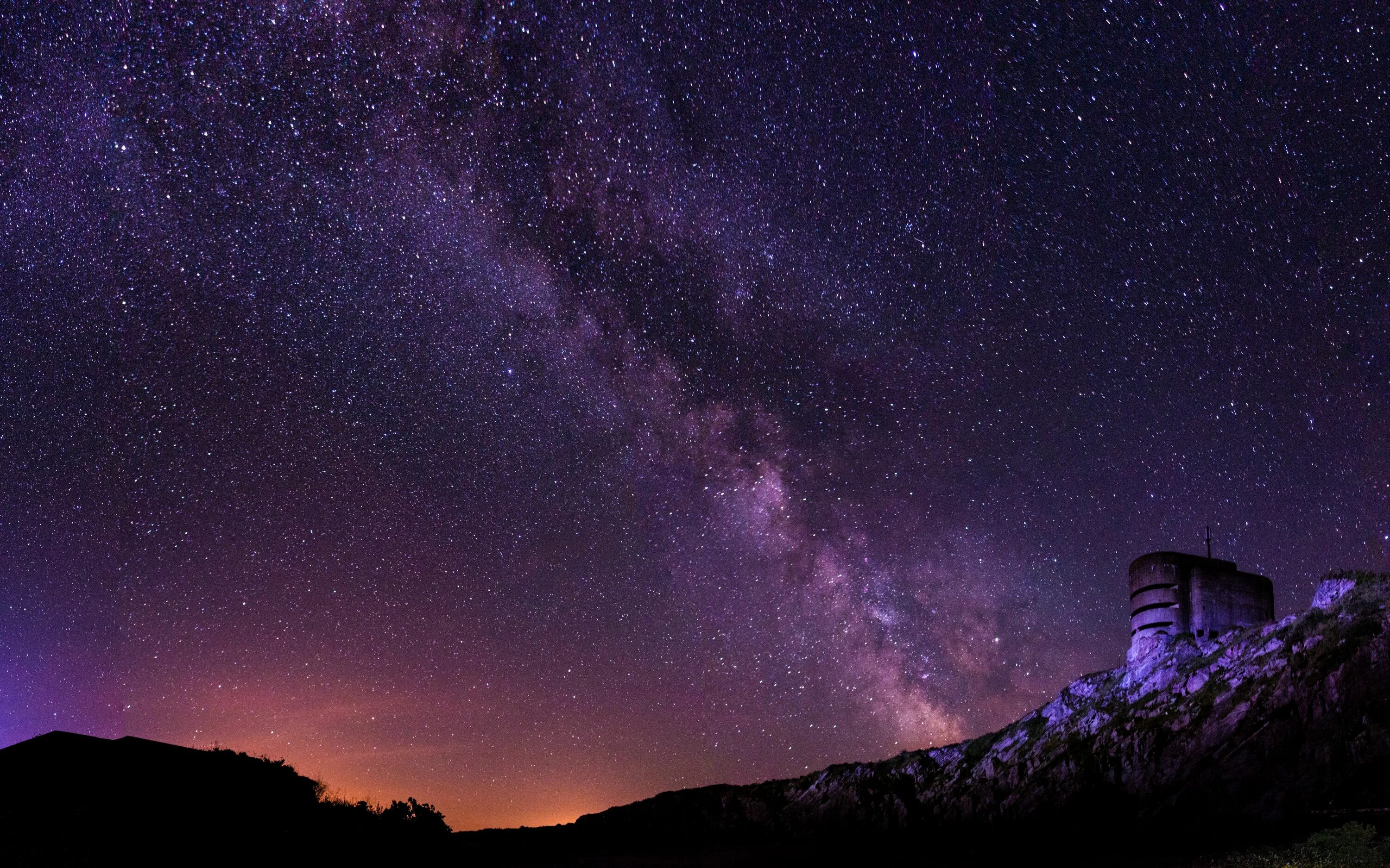 звездное небо. ночное небо со звездами. звездопад персеиды. звезды ночью кружат. звездное небо.