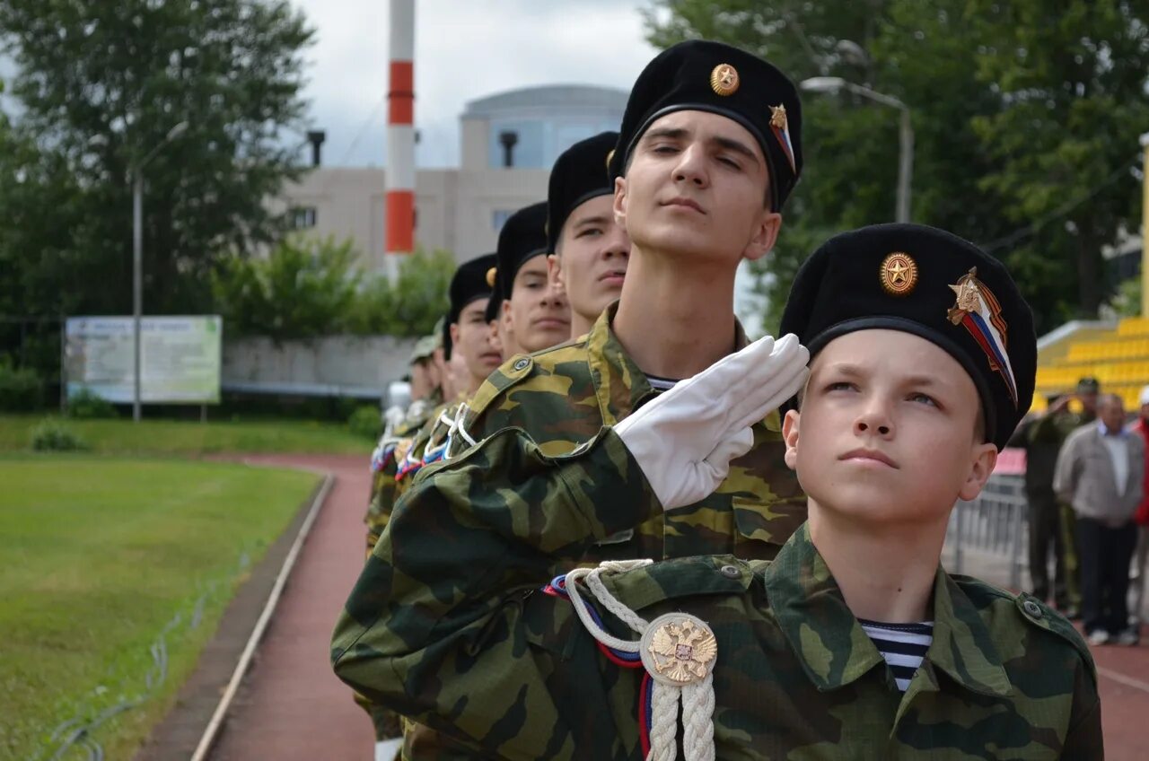 Мечтает стать военным