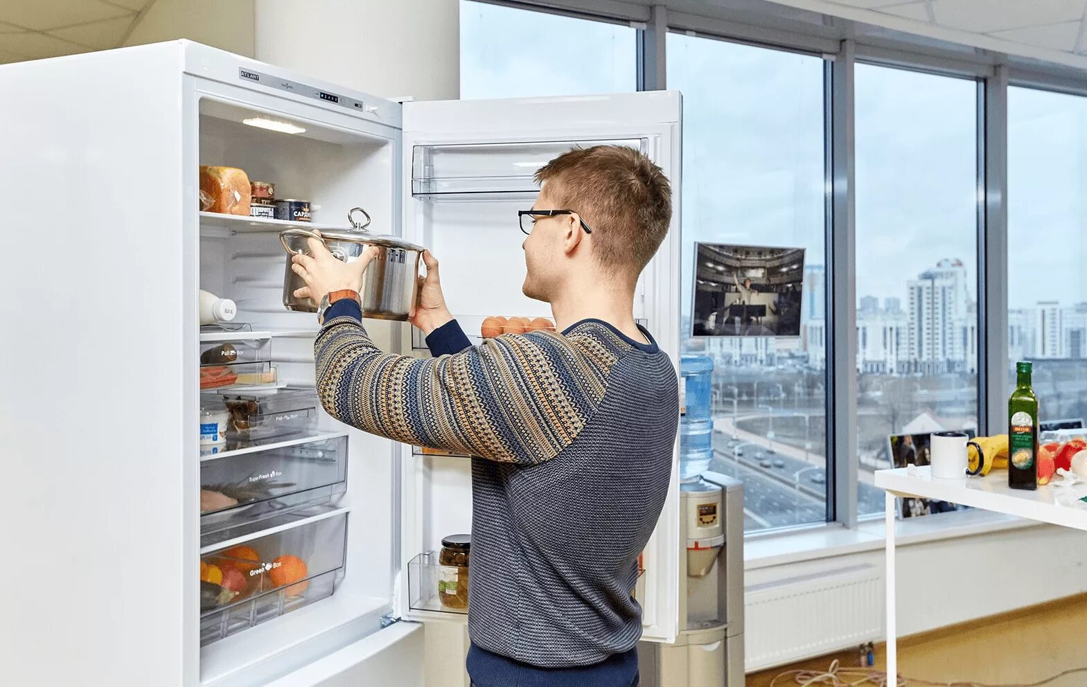 Можно ли ставить суп в холодильник. Дверца холодильника. Холодильник с продуктами. Холодильник с едой. Креативный холодильник.