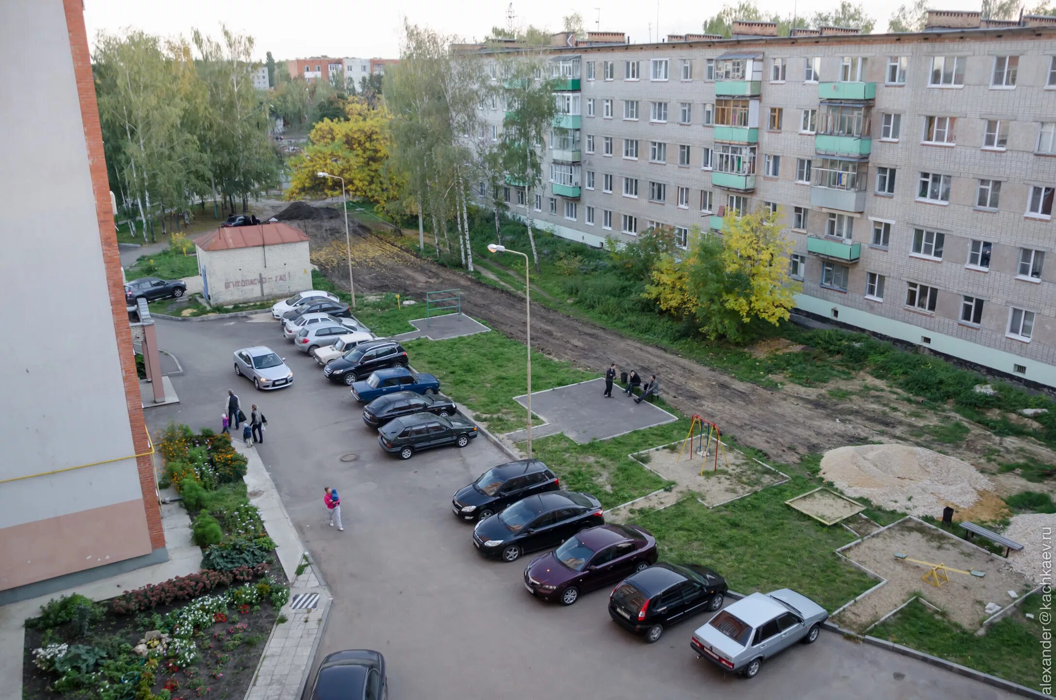 Машина во дворе. Парковка во дворе. Парковка во дворе жилого дома. Артиллерия во дворах жилых домов. Можно мыть машину во дворе многоквартирного дома