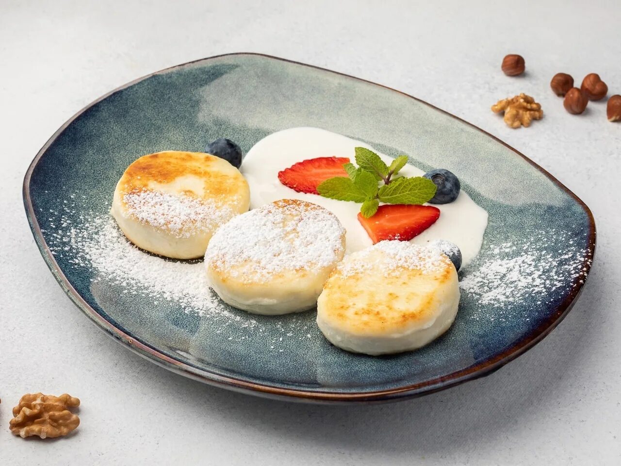 Красивая подача сырников. Вкусный и красивый завтрак. Сырники с вареньем. Творожная запеканка на завтрак. Сырники классические.