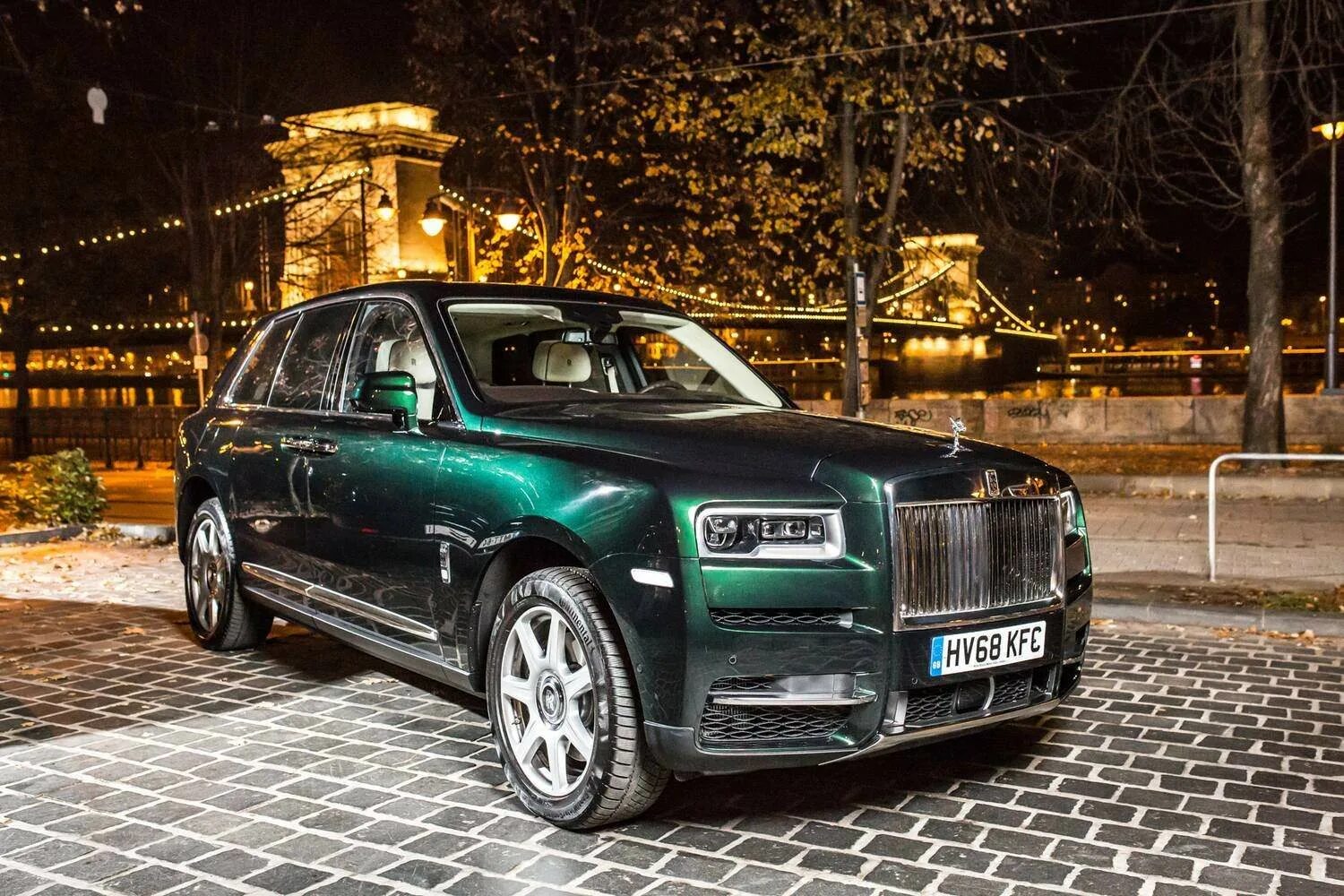 Роллс калина. Роллс Ройс Куллинан. Rolls Royce Cullinan зеленый. Rolls Royce Cullinan изумрудный. Роллс Ройс Куллинан желтый.