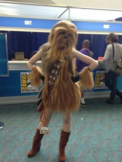 Женщина вуки. Чубакка девушка. Star wars wookie. Женщина вуки. Костюм чубаки из звездных войн.