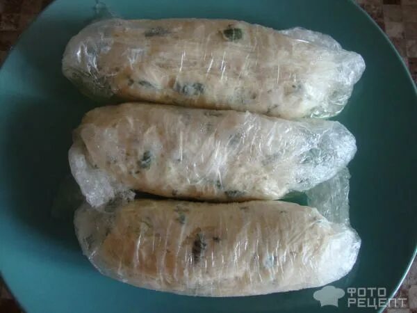 домашняя колбаса из фарша в пищевой пленке. куриные колбаски в пищевой пленке. итальянская колбаса мортаделла. колбаски из фарша из бутылки. сосиски в пищевой пленке.