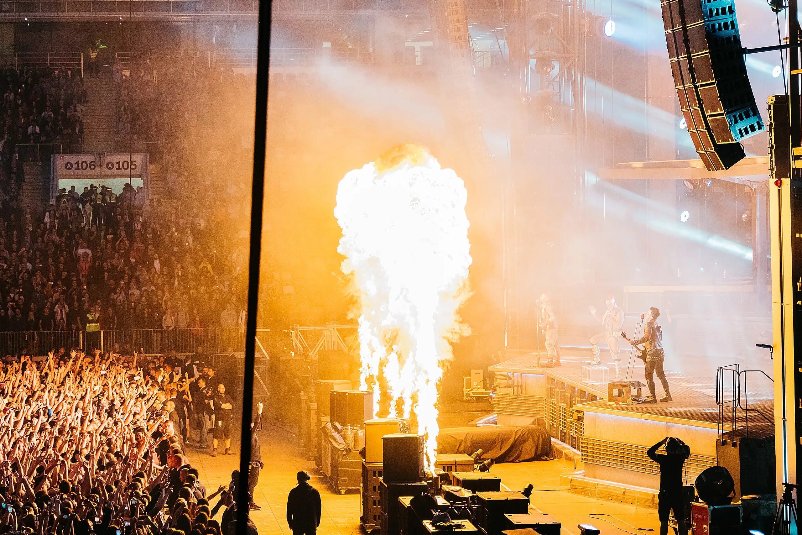 Лужники рамштайн. Rammstein Лужники. Сцена рамштайн 2019. Rammstein Лужники 2019. Лучший концерт рамштайн