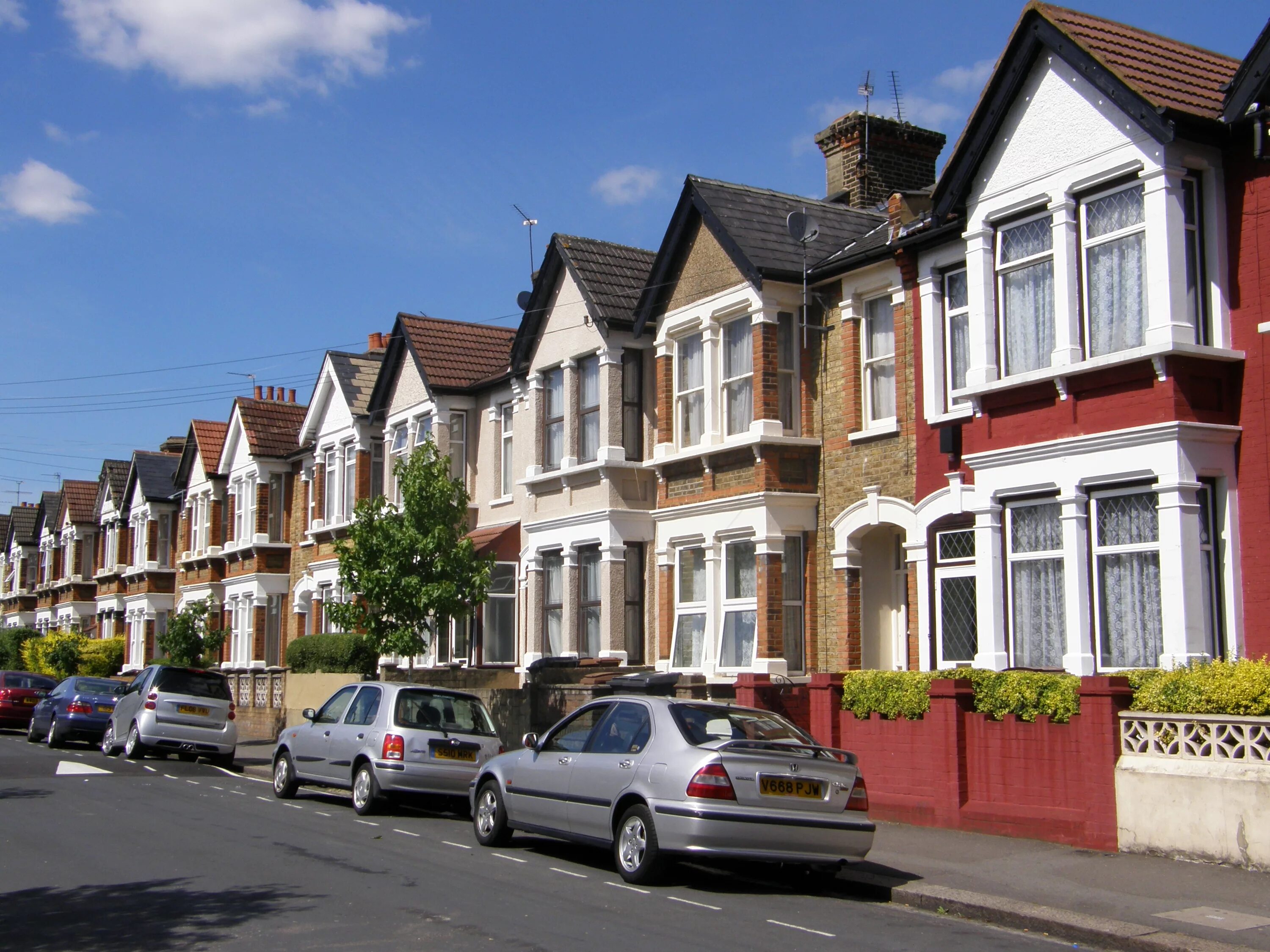 английские дома. таунхаусы в англии. Terraced houses (row house) англии. деревня stoneleigh англия. фарли пригород англии.