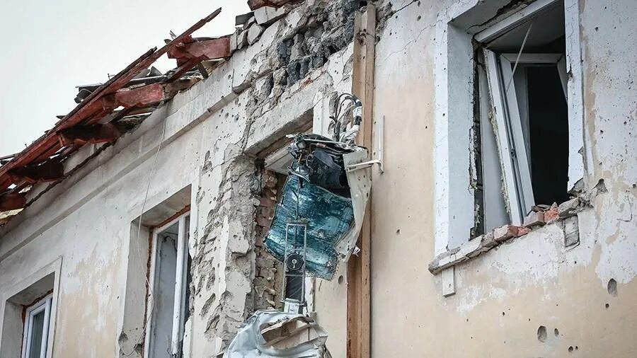 06. обстановка на донбассе. донбасс жители разрушенный дом. разрушенный дом. лнр на данный момент.