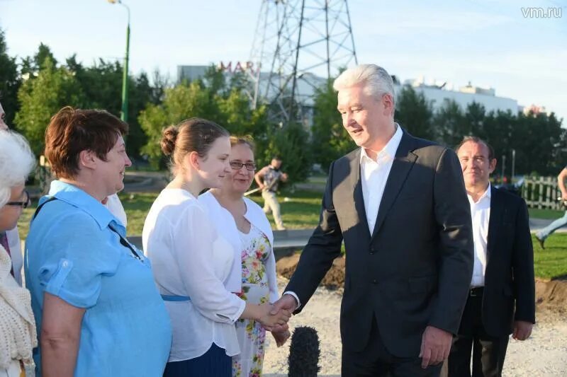 Парк мэра. Собянин в парке 850-летия. собянин в парке зюзино. собянин на открытии парка в зюзино. пятая очередь благоустройства парка 850 летия москвы где.