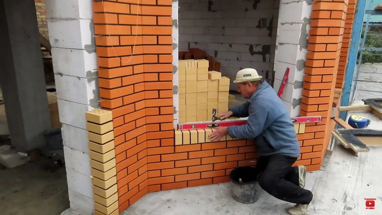 Кирпич облицовка работа. Обрамление кирпичной кладки. обкладка окон кирпичом. кладка кирпича окна. кладка облицовочного кирпича в кирпич.