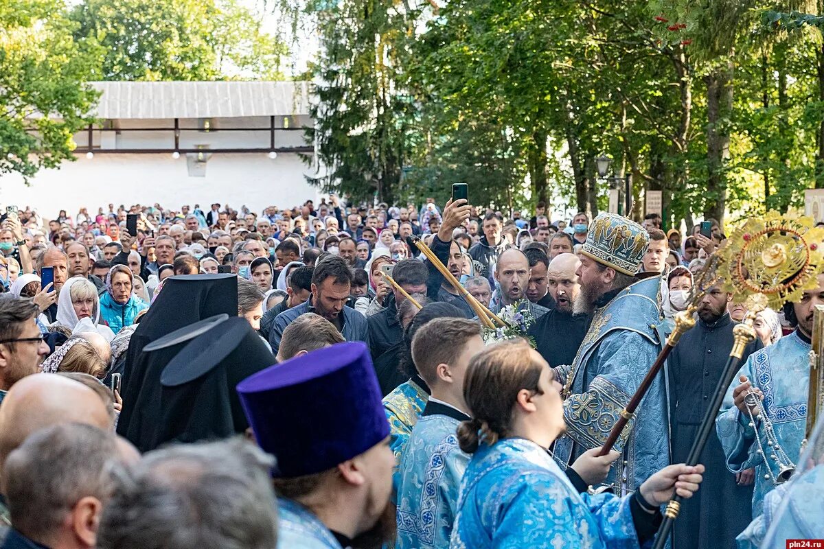 Успение в печорах 2025. Успение пресвятой богородицы в псково печерском монастыре. праздник успение псково печорский монастырь. праздник успения в печорах 2025. икона успения богородицы в псково печерском монастыре.