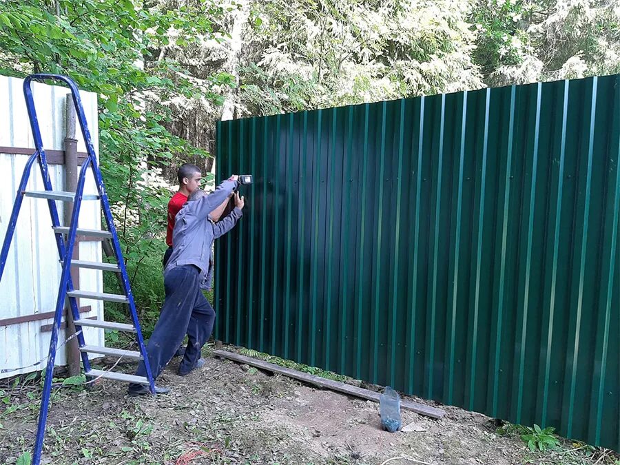 Обрешётка под сайдинг из металлопрофиля. Металлопрофиль для обрешетки под сайдинг. Как установить металлопрофиль. Как установить металлопрофиль. Оцинкованный забор.