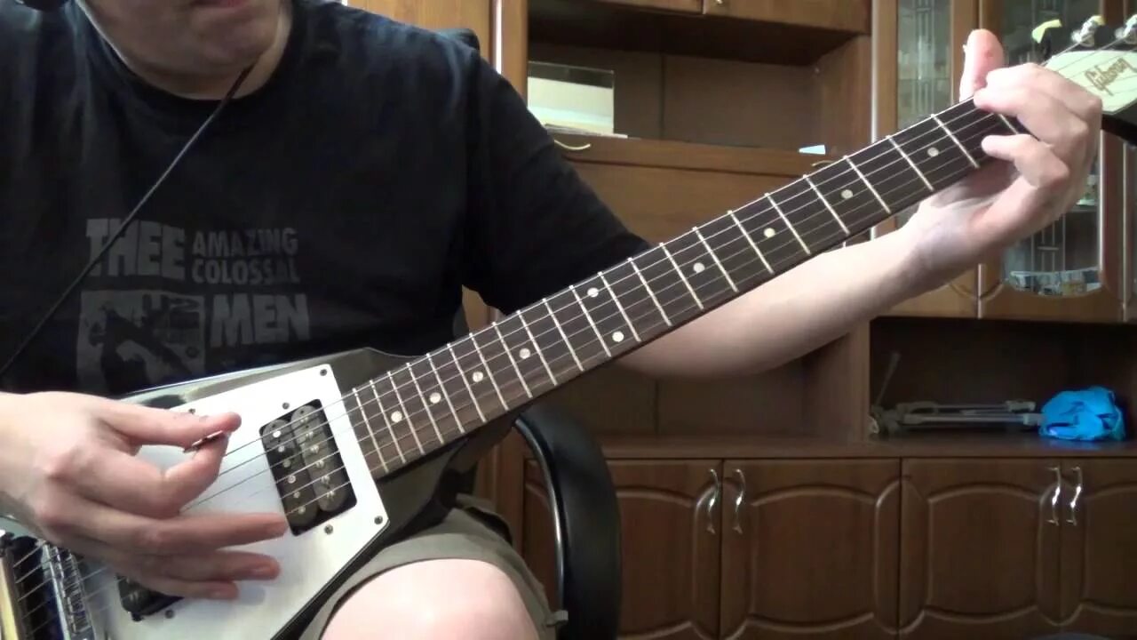 Мужчина играющий на гитаре. Игра на гитаре. Металлика разбор на гитаре. Играть на гитаре nothing. Соло nothing else matters.