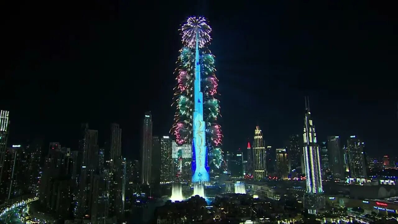 Dubai 2023. Бурдж-Халифа Дубай в новогоднюю ночь 2023. Шоу акробатов в Дубае. Фотообои Дубай Бурдж-Халифа и Ferrari. Халиф 2023