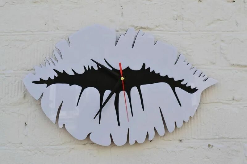 Часы губы. Настенные часы в форме губ. Декор на стену в виде губ. Часы губы настенные. Часы губы.