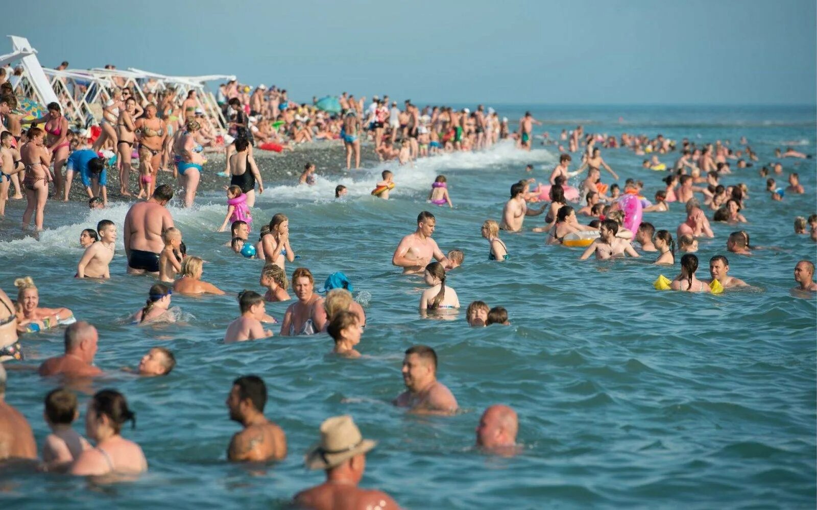 Где отдохнуть кроме моря в россии летом. Люди на пляже. Много людей на пляже. Черное море пляж. Черное море пляж много людей.